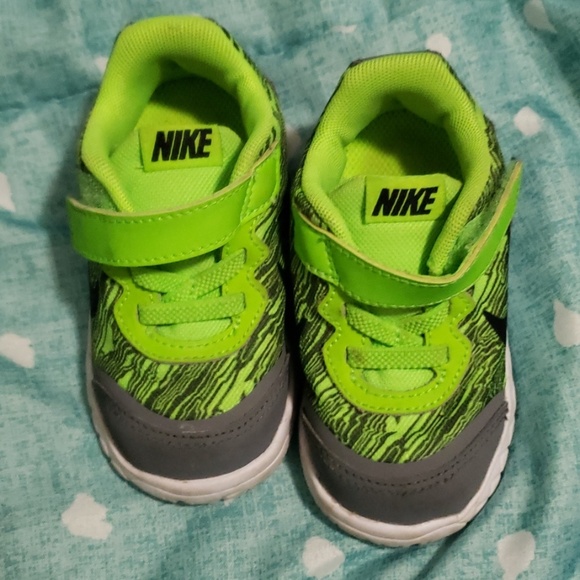 Green nike infant shoes - Picture 2 of 3